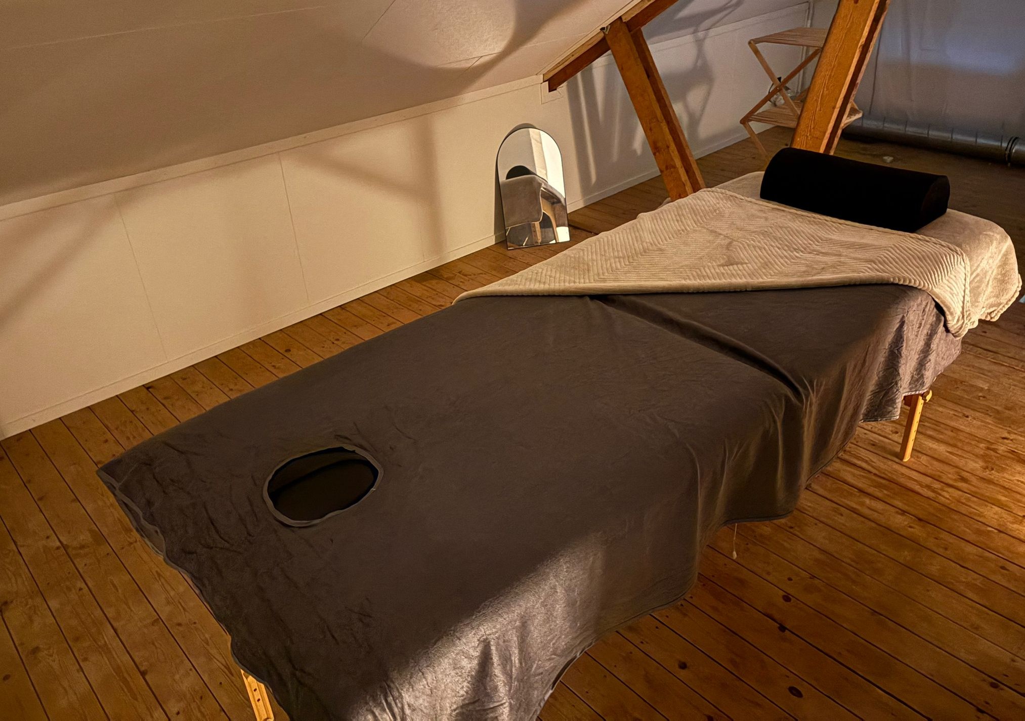 Rustige massage- en ontmoetingsruimte voor zachte, intuïtieve massage